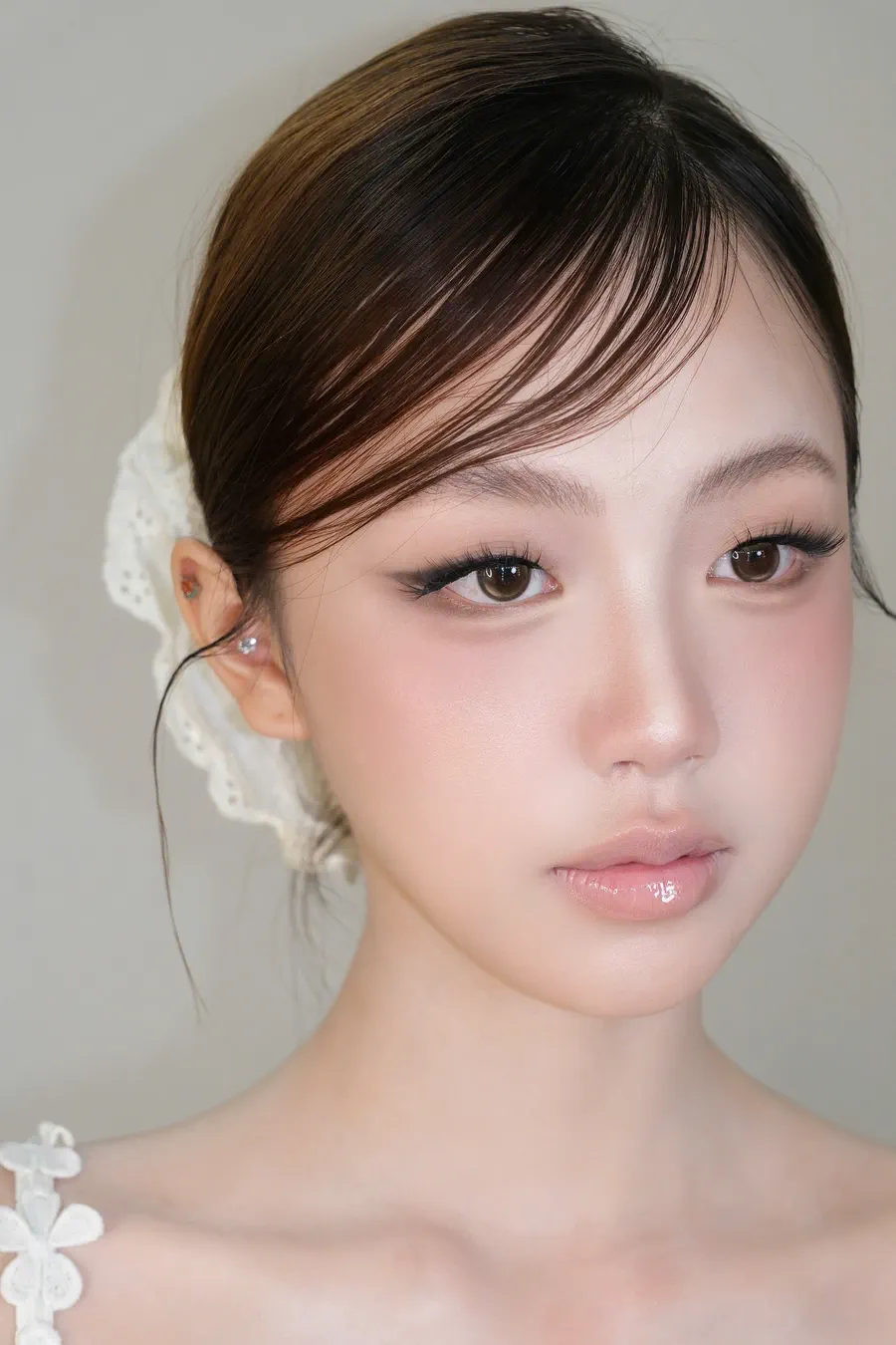 Makeup tông nâu tự nhiên, tóc đen uốn sóng buông vai
